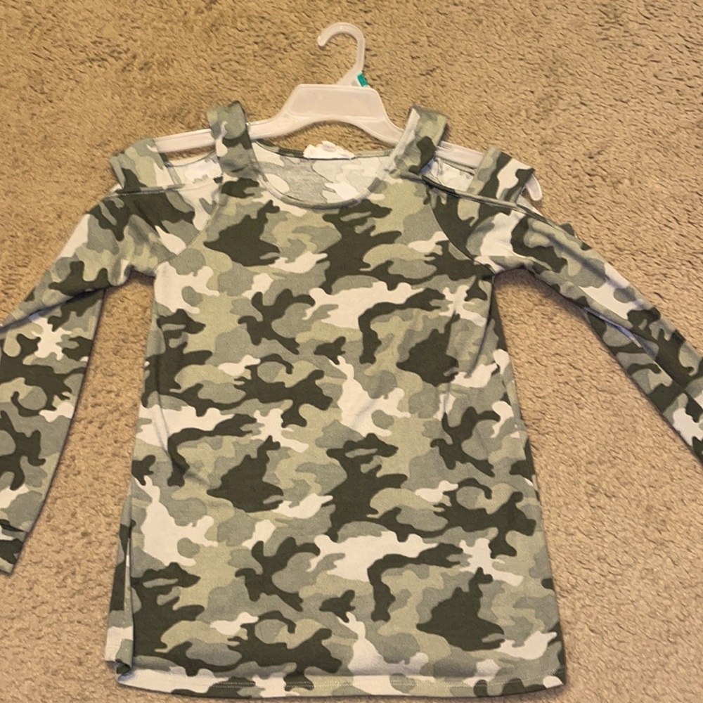Super cute long sleeved camo shirt with slits on the shoulders